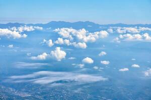 vue de le des nuages et Montagne pics de une génial la taille photo