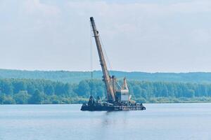 dragueur est travail à approfondir le fairway sur le rivière photo