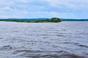 roseau île dans le milieu de le Lac photo