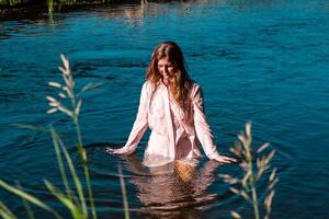 Jeune femme baignades dans le rivière profiter le cool l'eau photo