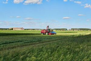 agricole paysage avec combiner moissonneuse photo