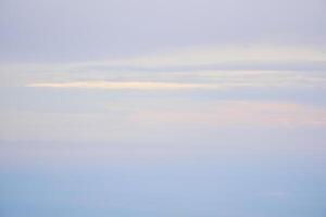 paysage marin - le mer fusionne avec le ciel dans le Matin brouillard photo