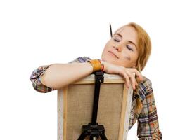 femme peintre fatigué à travail sur blanc Contexte photo