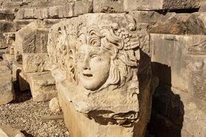 antique frise avec taille en pierre masque dans le ruines de le ancien ville de Myra, dinde photo