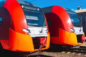 deux de banlieue les trains supporter à le station photo