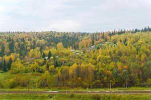 paysage l'automne rivière vallée entre le collines avec le chemin de fer photo