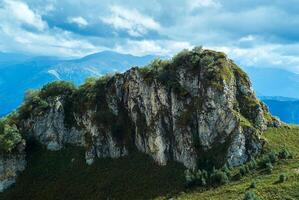 magnifique boisé rocheux falaise dans le montagnes photo