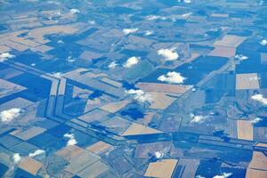 vue de le avion à le agricole Région avec coloré des champs photo