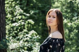 juste une fille dans une robe des promenades par le les bois dans printemps photo