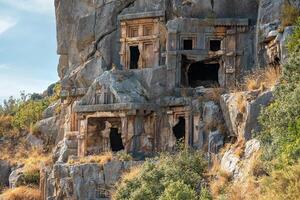 ancien tombes et cryptes sculpté dans le rochers dans le ruines de myra photo