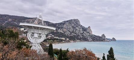 panoramique paysage avec grand astronomique radio télescope sur le rivage photo