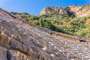 vue de arène à le fait un pas des stands de le taillé dans la roche amphithéâtre dans le ruines de myra demre, dinde photo