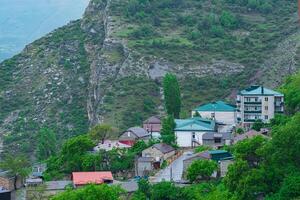 village suivant à le Autoroute sur une Montagne passer, gunib village dans Daghestan photo