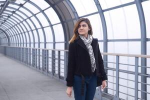 Jeune femme en marchant sur une couvert passerelle photo