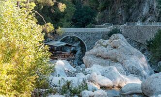 le dîner belvédère pour touristes suivant à le ancien romain pont plus de une ombragé gorge dans le kesmé bogazi canyon, dinde photo