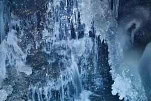 écoulement l'eau en dessous de une fusion glacier photo