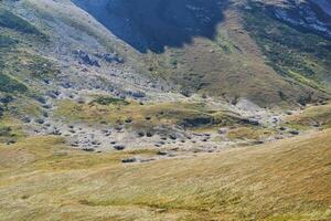 déserté Montagne vallée couvert avec gouffres photo