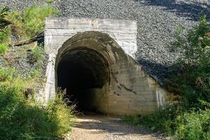 mystérieux tunnel dans le flanc de coteau photo