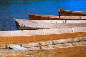 traditionnel en bois à fond plat bateaux sur le rivière banque, rural paysage photo