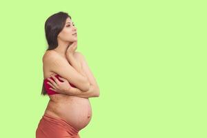 Enceinte femme isolé sur lumière Contexte photo