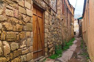 porte dans une étroit ruelle entre Maisons dans mahallas de derbent dans le historique centre de le ville photo