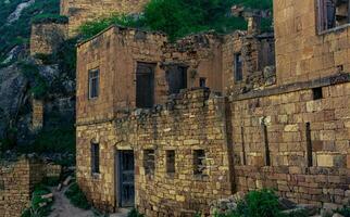 délabré bâtiment dans le ruines de le fantôme village de gamsutl dans Daghestan photo