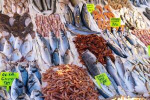 Frais poisson sur le compteur à le poisson marché photo