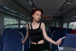 magnifique Jeune roux femme posant dans une banlieusard train voiture photo