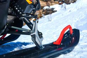 motoneige ski dans le premier plan contre une flou Montagne hiver paysage photo