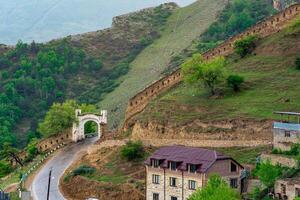 shamil porte dans le médiéval gunib forteresse dans le daghestan, une section de le mur s'est effondré après une averse et une coulée de boue photo