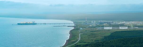 liquéfié Naturel gaz plante dans le côtier vallée et offshore lng Terminal avec une pétrolier en dessous de chargement dans prigorodnoye, Sakhaline, aérien panorama photo