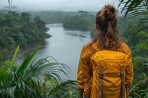 ai généré fatigué femelle promeneur voyages par tropical forêt tropicale photo