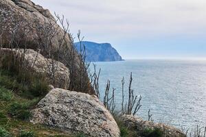 vue de le hiver mer de une haute falaise photo