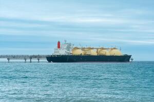 liquéfié Naturel gaz transporteur navire pendant chargement à un lng offshore Terminal photo