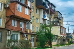 à plusieurs étages Résidentiel bâtiment avec illégal agrandissements dans derbent, Daghestan photo
