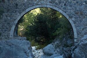 cambre de ancien romain pont plus de une Montagne rivière dans le kesmé bogazi canyon, dinde photo