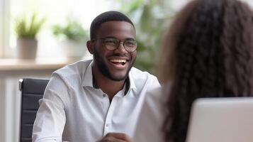 ai généré content recruteur interviewer candidat à bureau dans Bureau photo