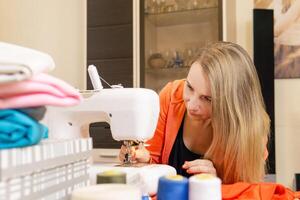 couturière filetage le aiguille de une couture machine photo