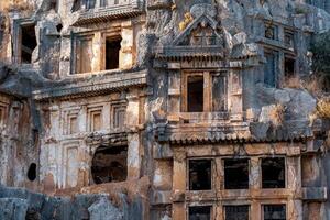 ruines de une rocheux nécropole avec tombes sculpté dans pierre dans myra lycien photo