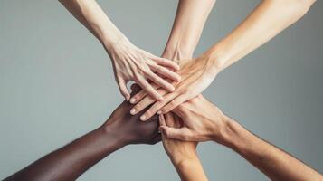 ai généré mains de différent gens dans toucher isolé sur gris studio Contexte. concept de relation, diversité, inclusion, communauté, unité. en apesanteur émouvant, création un unité. photo