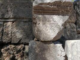 historique architecture, survivant des pierres avec ancien les inscriptions photo