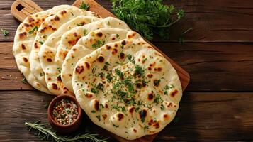 ai généré Indien Naan pain sur en bois bureau photo