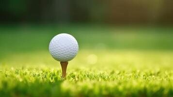 ai généré le golf Balle sur vert herbe prêt à être coup dans le trou photo