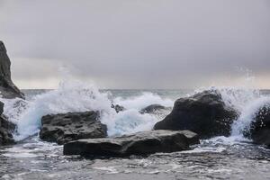 du froid hiver mer derrière côtier falaises photo