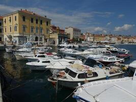 bateaux dans port à Rovinj, Croatie. photo