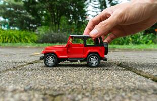 concept pour Extérieur Activités avec jouet pour les enfants. photo de une jouet voiture tenue par main, après certains modifications.