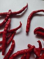 Naturel chaud rouge le Chili. biologique Frais le Chili poivrons isolé sur blanche. photo