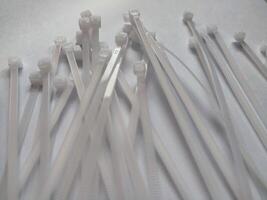 blanc Plastique câble cravates isolé sur une blanc Contexte photo