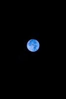 le bleu lune dans le nuit ciel. super lune, plein lune. photo