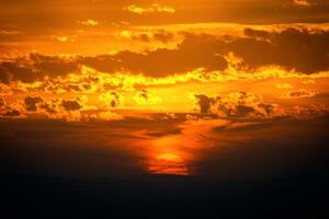 réglage Soleil en dessous de le des nuages. incroyable le coucher du soleil incroyable ciel photo